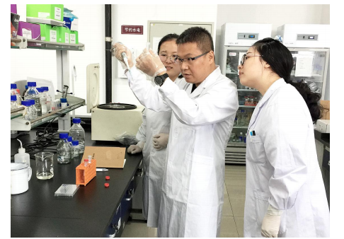 天津科技大學(xué)食品科學(xué)與工程學(xué)院黨委書記、院長杜欣軍（中）